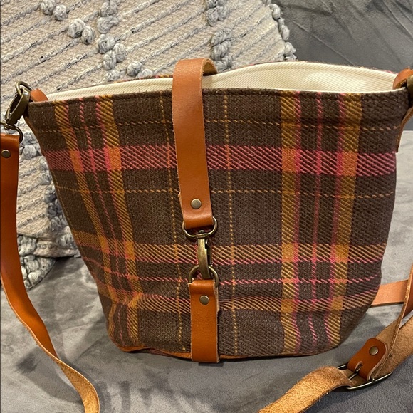 Chic Plaid Crossbody Bag with Leather Accents - Picture 2 of 7